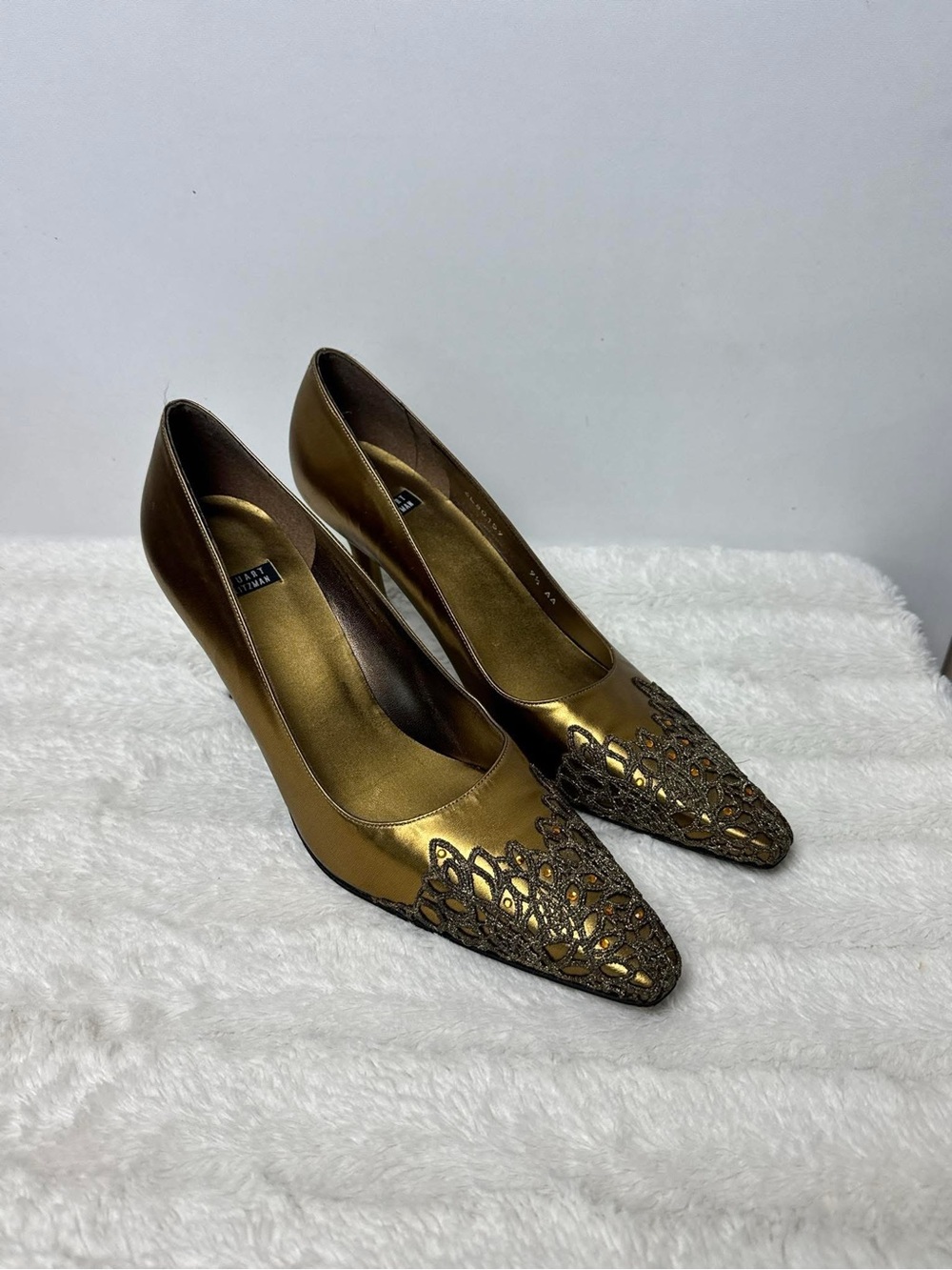 STUART WEITZMAN - VINTAGE Gold embellished heels. Leather sole.
Size: 9.5